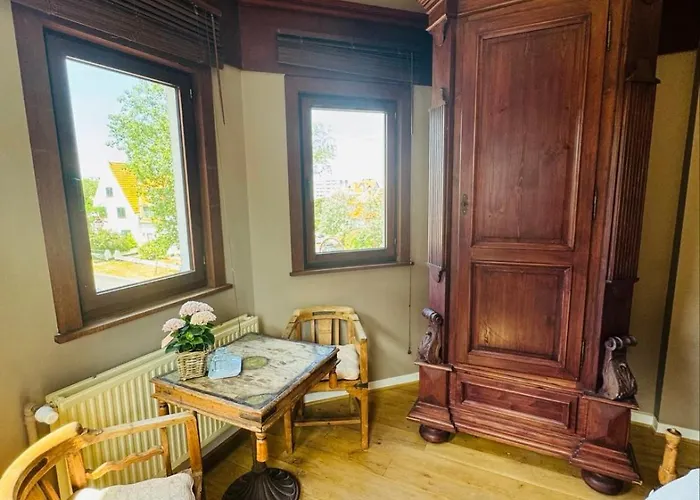 Ruime Slaapkamers Met Badkamers In Belle Epoquevilla- Concessiewijk De Haan