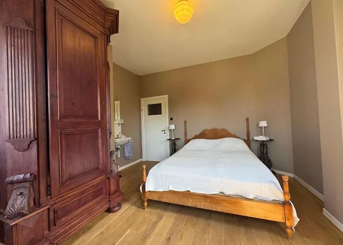 Ruime Slaapkamers Met Badkamers In Belle Epoquevilla- Concessiewijk De Haan